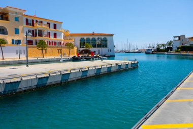Büyük bir su kütlesi ve birkaç teknesi olan Marina. Kıbrıs 'ta Akdeniz Limanı