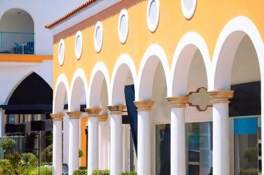 Sütunları ve kemerleri olan mimari büyüleyici bir cadde.