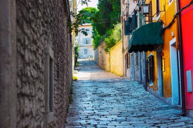 Tarihi binaların yer aldığı pitoresk bir kaldırım taşı caddesi. Avrupa 'nın eski kentinde dar sokaklar 