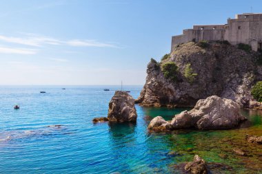 Hırvatistan 'ın Dubrovnik adasındaki Fort Lovrijenac. Kale Adriyatik Denizi 'ne bakan kayalık kayalıklara tünemiş.