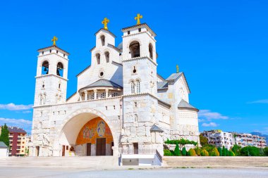 Podgorica 'daki muazzam kilise. Podgorica Karadağ 'daki Ortodoks İsa' nın Dirilişi Tapınağı. Mavi gökyüzüne karşı dizilmiş ikiz kuleleri olan beyaz kilise.