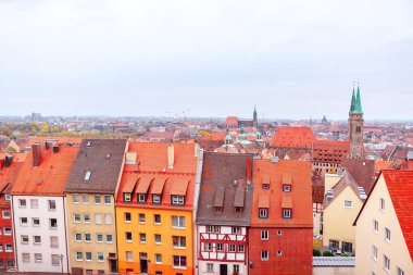  Nuremberg 'in hareketli şehir manzarası çeşitli binaları gösteriyor. Almanya 'da birçok kırmızı ve sarı binalı şehir manzarası