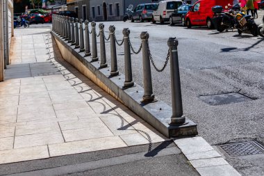Sokak sahnesinde metal direkler ve kaldırımlar vardı. Şehir hayatı ve güvenlik özellikleri