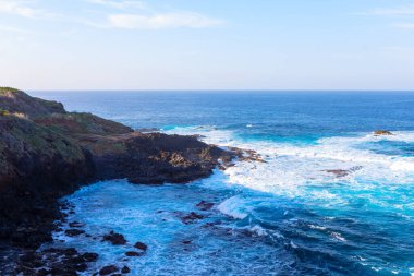 İspanya, Kanarya Adaları, Tenerife 'deki mavi Atlantik Okyanusu manzarası. Sakin okyanus mavi su ve dalgalarla