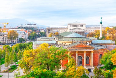 Budapeşte şehrinin panoramik manzarası sonbaharda sayısız yüksek binalarla dolu.