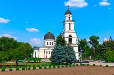 Moldova 'dan Chisinau şehrinde uzun bir kubbesi ve çan kulesi olan kilise. Chisinau Moldova 'da süslü bahçeleri olan Central Park