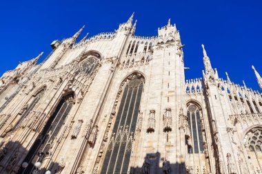 Muhteşem Milan Katedrali. Gökyüzüne karşı Gotik mimari ve yüksek kuleler. İtalya 'dan Duomo di Milano, Santa Maria Nascente' ye ithaf edilmiştir.