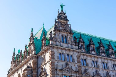 Hamburg Rathaus 'un görkemli binası. Almanya 'nın ikonik sembolü. Neo-Rönesans tarzında mimari 