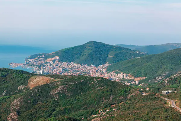 Karadağ 'daki Budva Riviera kıyı şeridinin panoramik manzarası bir dağın tepesinden görülüyor