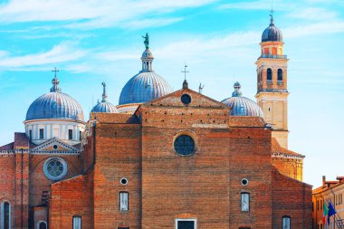 İtalya, Padua 'daki Aziz Justin Bazilikası. Renkli bir katedral tuğla duvarının detaylı görüntüsü