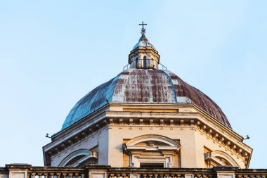 Roma 'daki Trajan Forum' unda Mary Kilisesi 'nden Cupola. Gökyüzüne karşı klasik mimari tasarım