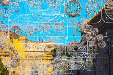 Sokaklar sayısız Noel süsüsüyle süslenmiş. Şenlikli ve zarif bir ortam yaratıyor.