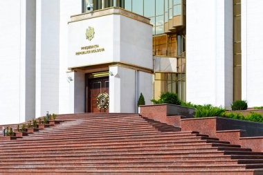 Moldova 'daki Başkanlık Sarayı' nın önündeki giriş ve merdivenler. Moldova Cumhurbaşkanının resmi konutu