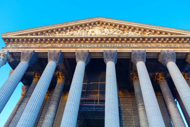 Paris Fransa 'daki Madeleine Kilisesi. Klasik mimari tasarım sergilenen uzun sütunlu büyük bina