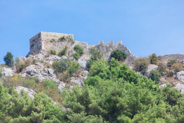 Kotor Kalesi, Karadağ 'da Kotor Körfezi' nin panoramik manzarasını sunan bir ortaçağ taş kalesi. UNESCO Dünya Mirası sahasında antik mimari, manzaralı manzaralar ve yürüyüş yolları yer alıyor