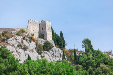 Kotor 'un Karadağ' daki tahkimatları, kente ve Adriyatik Denizi 'ne bakan dik bir tepede yer alıyor. Kale, antik taş duvarları ve savunma yapılarıyla karakterize edilir.