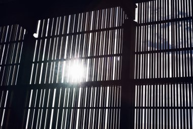 Yapının dikey kıvrımlarından süzülen güneş ışığı bir ışık ve gölge deseni oluşturur. Çatallar eşit aralıktadır ve parlak güneş kısmen gizlidir. Işık ve gölgeden oluşan çizgiler oluşturur. 