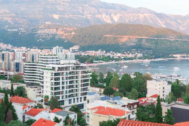 Budva Karadağ, modern binaları, canlı yeşillikleri ve güzel bir marinası olan kıyı kenti. Görkemli dağların gözden kaçırdığı şehir cazibesinin bir karışımı. Seyahat ve yaşam tarzı için mükemmel.