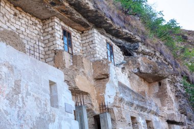 Moldova 'daki Tipova Manastırı, taş ve tuğla elementleri birleştirerek kayalık bir uçurumun içine inşa edilmiş bir yapı. Doğal kaya oluşumuyla kusursuz bir şekilde harmanlanmış antik ya da tarihi bir yer gibi görünüyor.