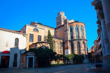Venedik 'teki Santa Maria Gloriosa dei Frari Bazilikası. Gotik ve Rönesans tarzının bir karışımının yer aldığı Avrupa 'nın tarihi mimarisinin resimsel bir sahnesi