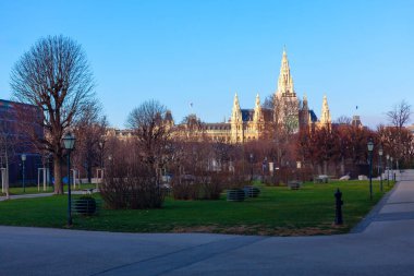  Viyana Belediye Binası 'nın yükselen Gotik mimarisi mavi gökyüzüne karşı duruyor. Avusturya 'nın başkenti Viyana' nın kalbindeki tarihi ve mimari öneminin altını çiziyor