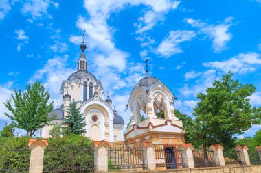 Moldova 'nın Donici köyünden Ortodoks kilisesi. Kubbeleri ve kuleleri olan kilise dağınık bulutlu açık mavi bir gökyüzüne karşı kurulmuş.