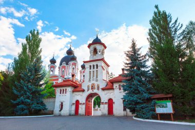 Moldova 'dan gelen, haçlı kubbeler, çan kulesi ve dekorasyonlar da dahil olmak üzere farklı mimari özellikleriyle karakterize edilmiş, dini kompleks bir manastıra giriş.