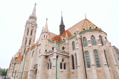 Budapeşte 'deki Aziz Matthew Gotik Katedrali. Gotik tarzı katedrali, sivri kemerler, yüksek kuleler ve renkli fayanslı çatı gibi karmaşık mimari detaylarla süslemek.