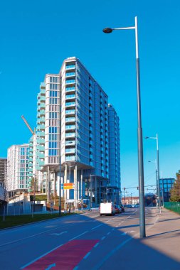 Viyana 'daki sokak sahnesinde bir trafik lambası ve binalar var. Şehir altyapısını ve şehir hayatını gözler önüne seriyor. Modern şehir mimarisi ve trafik kontrolü