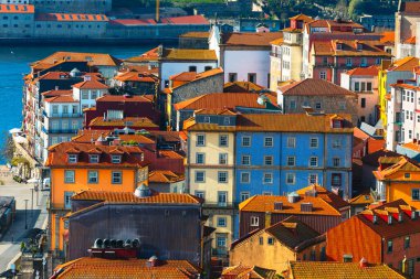 Porto, Portekiz 'in renkli çatıları, geleneksel mimarisi ve canlı cepheleriyle, Douro Nehri' ne bakıyor. Seyahat, kültür ve kentsel manzara fotoğrafçılığı temaları için mükemmel