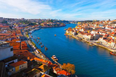 Porto ve Vila Nova de Gaia 'nın çarpıcı manzarası, Douro Nehri tarihi binalar ve geleneksel Rabelo tekneleri arasında dönüyor. Mimariyle deniz manzarasının mükemmel bir karışımı.