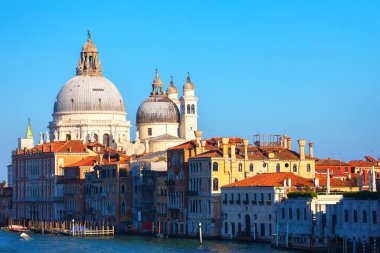  Basilica di Santa Maria della Salute, Büyük Kanal 'ın sakin zeminine karşı büyük kubbeleri olan çarpıcı bir Venedik kilisesi. Geleneksel Venedik binaları bu ikonik sahnenin cazibesini arttırır.