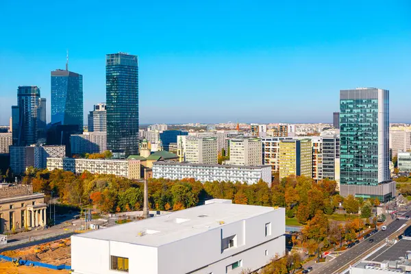 Varşova 'nın dinamik silueti modern gökdelenleri yüzyılın ortası mimarisi ile harmanlayarak Polonya' nın başkentinin mimari çeşitliliğini gösteriyor.