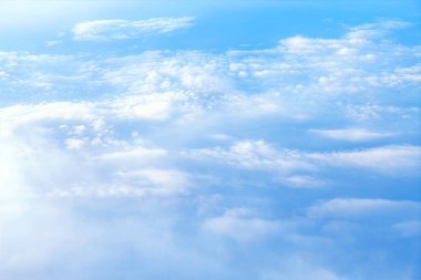  Gökyüzüne yayılmış kabarık bulutlarla atmosferin panoramik görüntüsü. Uçsuz bucaksız, yumuşak, beyaz bulutlar, soluk mavi gökyüzünde yavaşça sürükleniyor.
