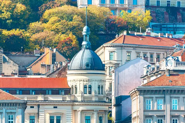 Budapeşte şehir manzarası, değişik yükseklikler ve mimari detaylardan oluşan binalar. Budapeşte 'deki binanın mimari kubbesine bak.
