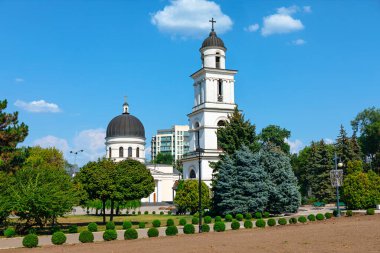 Moldova Cumhuriyeti 'nden Chisinau' daki İsa 'nın Doğumu Katedrali. Uzun çan kulesi ve siyah kubbeleri olan beyaz kilise şehrin verimli parkının ortasında görkemli bir şekilde duruyor.