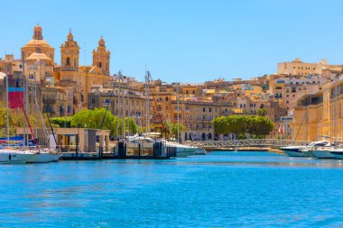 Birgu, Malta Büyük Limanı 'nın güney tarafındaki güçlendirilmiş bir şehirdir. Canlı kıyı kentleri, liman boyunca uzanan ve berrak mavi sularla çerçevelenmiş sayısız tekne ve yatla dolu bir rıhtıma sahiptir.
