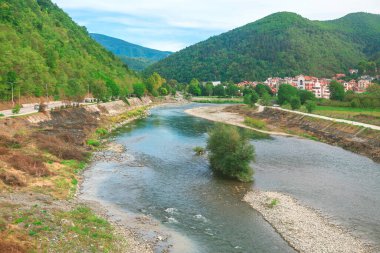  Sırbistan 'ın Lim Nehri yemyeşil tepeler ve antika kasabalarla çevrili yemyeşil vadiden yavaşça akıyor. Huzurlu su yolu kayalık kıyılarla ve dağınık yeşilliklerle çevrili. Bölgenin doğal güzelliğini yansıtıyor.