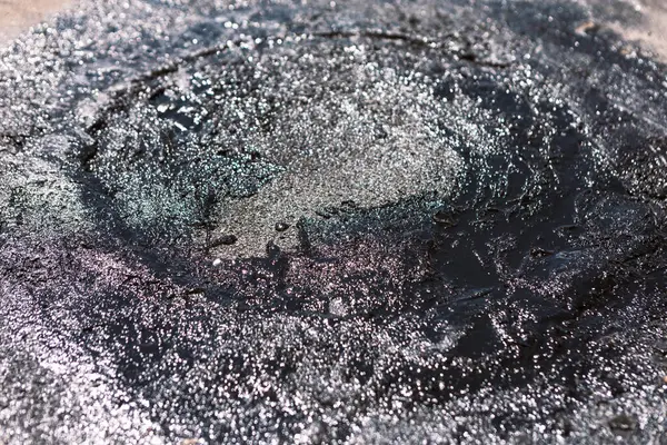 Çatı onarımı yapılan bir bölümde parlak, koyu renkli yama muhtemelen yeni uygulanan dolgu macununu ya da su geçirmez malzemeyi temsil ediyor. Onarılan alan ve çevreleyen yüzey arasındaki karşıtlık 