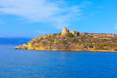 Sardinya, Cagliari 'deki Torre di Calamosca o Dei Segnali kayalık tepenin üzerindeki tarihi kule. 1638 'de savunma için inşa edilmiş. Bir zamanlar Cagliari Kalesi' ne işgale karşı sinyal vermişti.