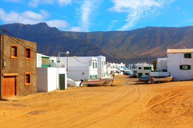 Kumlu caddelerde dinlenen ve dramatik volkanik kayalıklarla çerçevelenen beyaz boyalı evler ve balıkçı tekneleriyle Famara, Lanzarote 'un büyüleyici sahil köyü. Gökyüzü altında gelenek ve doğanın barışçıl bir karışımı.