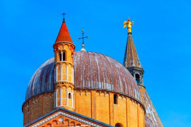 İtalya, Padua 'daki St. Anthony Katedrali' nin Cupola 'sı. Yüksek kuleler ve yıpranmış bakır kubbe. Kubbe ve kulelerin mimari ihtişamı, binanın zengin tarihini gözler önüne seriyor.