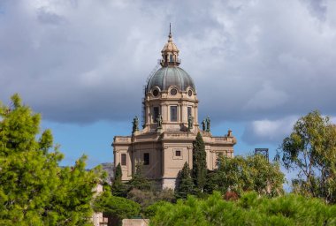 İtalya, Sicilya 'dan Tempio di Cristo Kilisesi. Bazilika kubbesi ve heykellerinin mimari detayları.