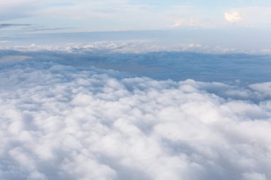 Yoğun beyaz bulutların yüksek irtifa görüntüsü. Yukarıdan gelen bulutlar bulutların dokusunu ve yoğunluğunu gösteriyor.