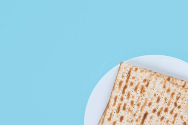 Matzah mavi arka planda. Pesah bayram kutlaması akşam yemeği konsepti.