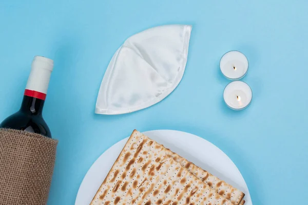 Matzah Shabbat蜡烛 酒和犹太Kippah蓝色背景 Pesah Passover假日庆祝晚餐概念 — 图库照片