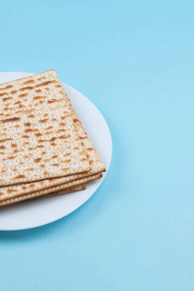 Matzah在蓝色背景的盘子里Pesah Passover假日庆祝晚餐概念 图库图片