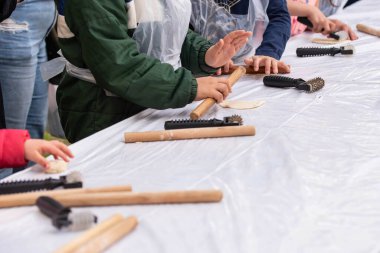 Çocuklar yemek pişirir, hamur toplar ve Yahudi bayramı için matzah yapar. Hamursuz Bayramı için Pesach 'ı parktaki çocuklar için aşçılık ana sınıfında yapar..