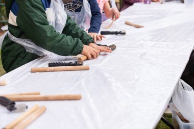Çocuklar yemek pişirir, hamur toplar ve Yahudi bayramı için matzah yapar. Hamursuz Bayramı için Pesach 'ı parktaki çocuklar için aşçılık ana sınıfında yapar..