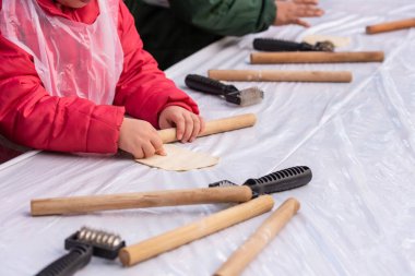 Çocuklar yemek pişirir, hamur toplar ve Yahudi bayramı için matzah yapar. Hamursuz Bayramı için Pesach 'ı parktaki çocuklar için aşçılık ana sınıfında yapar..